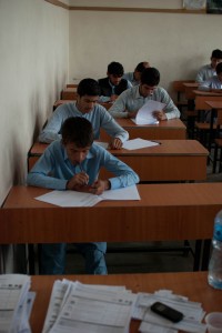 Etudiants du lycée Estéqlal (Djalalabad) passant l'examen du DELF