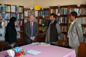 Mr l'Ambassadeur visite une bibliothèque dans une école à Tcharikar 