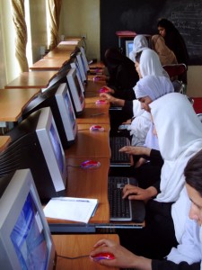 Salle d'informatique à Djalalabad.